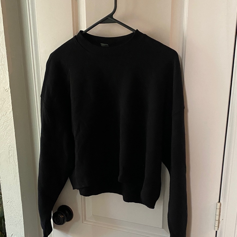 black cropped thin soft sweatshirt